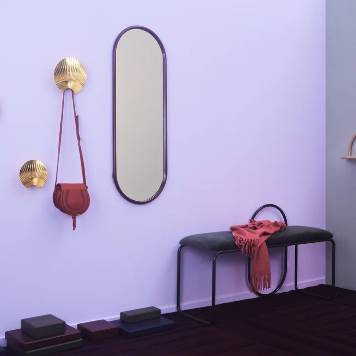 Banc Angui en anthracite avec miroir assorti et les crochets muraux Concha de AYTM