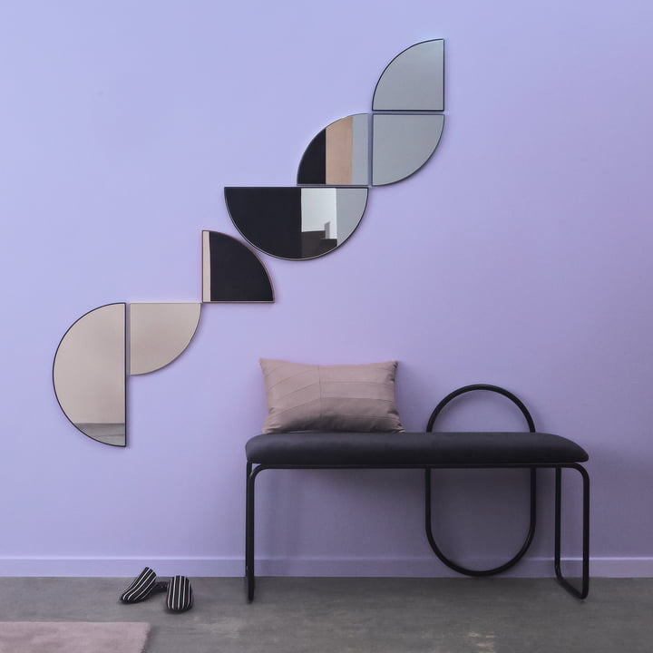 Banc Angui en anthracite et le miroir mural Unity de AYTM dans le couloir