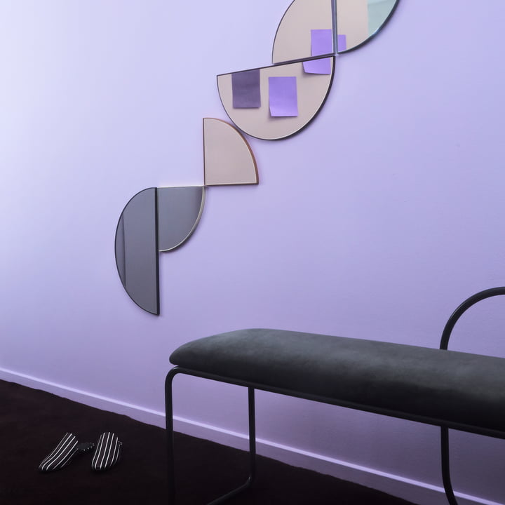 Banc Angui en anthracite et miroir mural Unity de AYTM dans le couloir