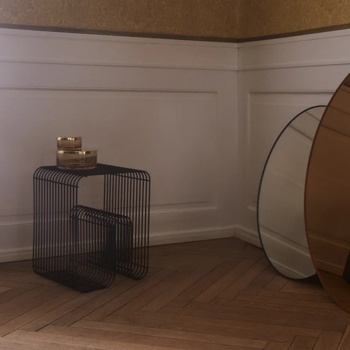 Curva Tabouret en noir de AYTM dans l'ambiance