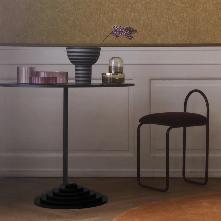 Vase sculptural Varia, Ø 23 x H 24 cm en beige / noir de AYTM sur la table