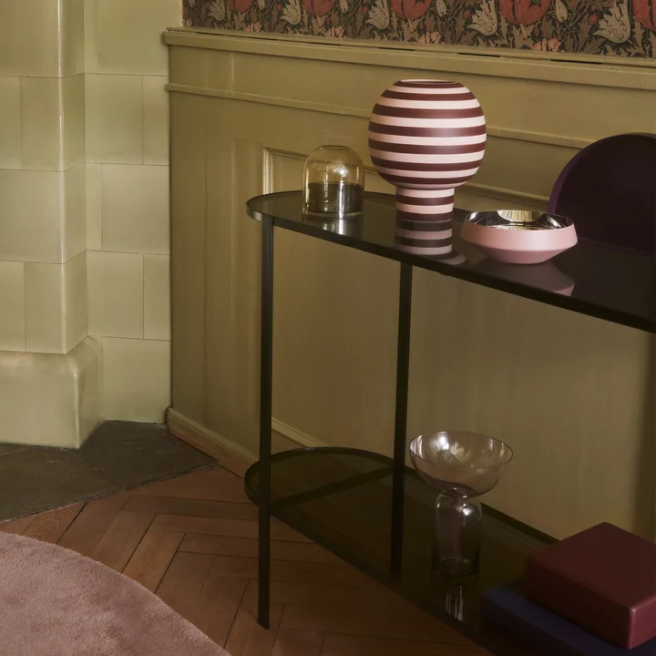 Vase sculptural Varia Ø 18 x H 21 cm en rose / bordeaux de AYTM sur le buffet