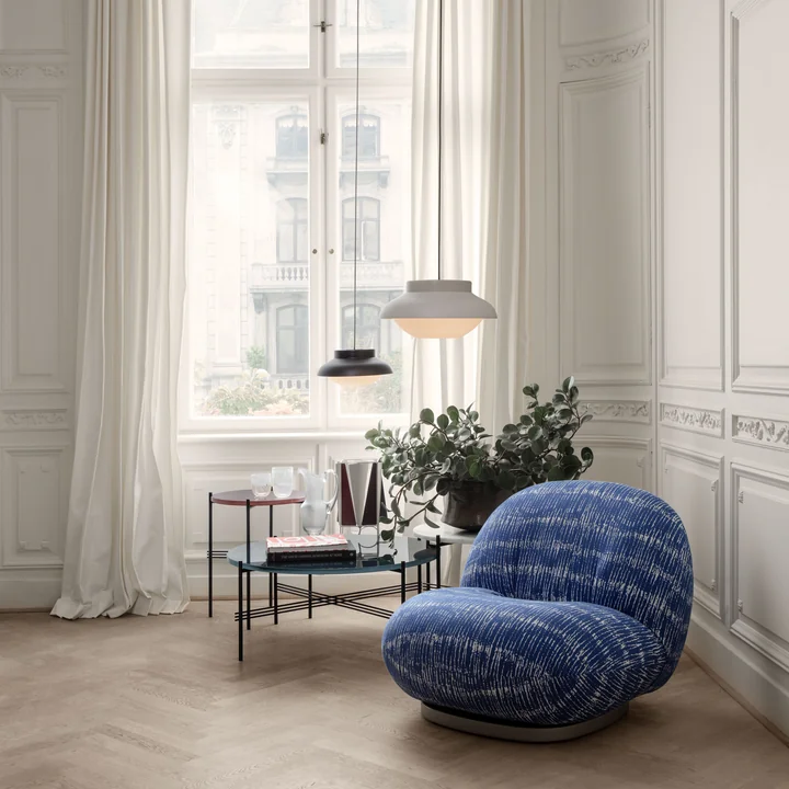 Pacha Lounge Chair de Gubi dans le salon