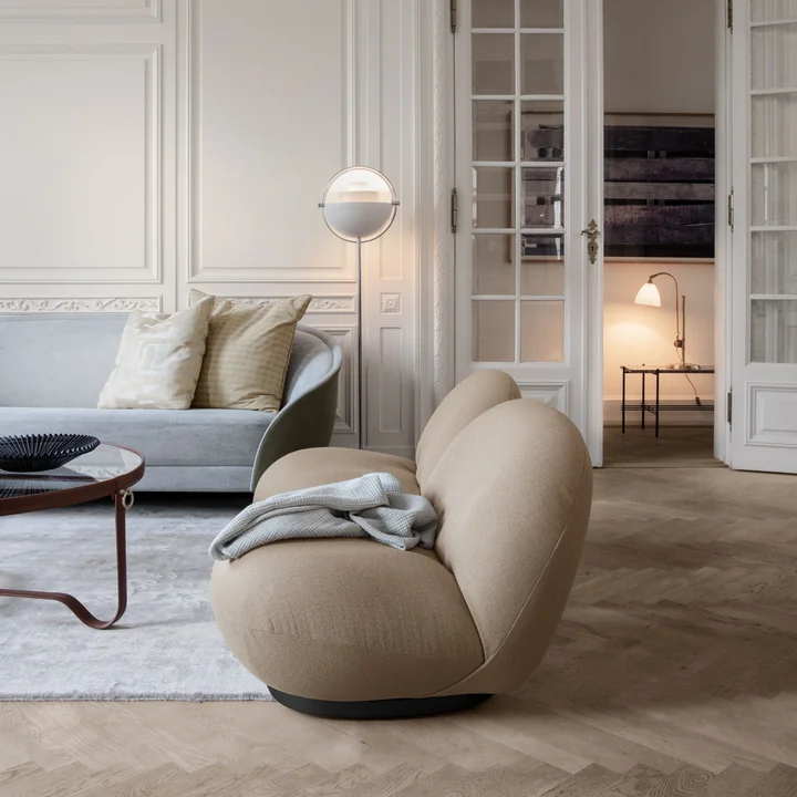Pacha Lounge Chair et l'Adnet Coffee Table Circular Multi Lite Lamp de Gubi dans le salon