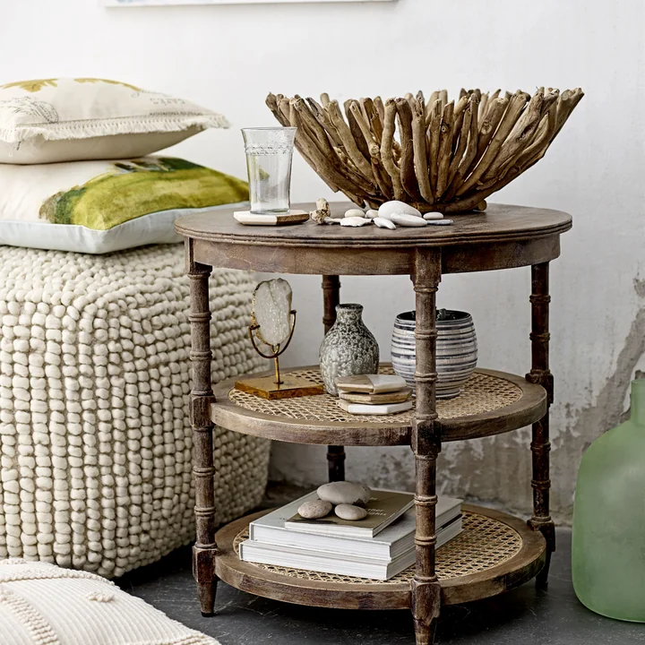 Fleur de sel Pouf de Bloomingville, H 50 x L 60 cm en nature avec une table d'appoint