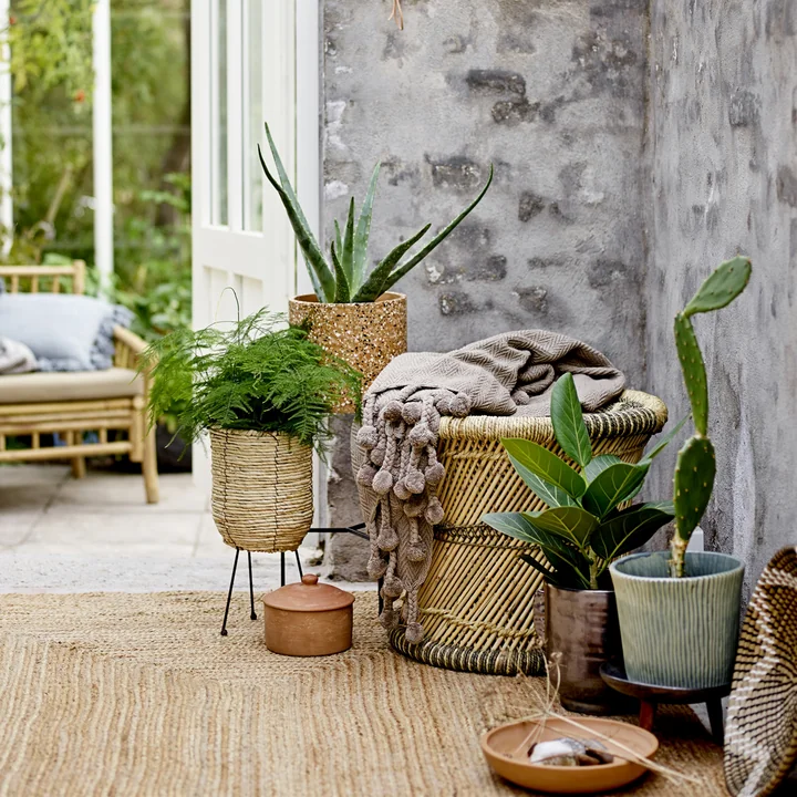 Pot avec cadre de Bloomingville sur la terrasse