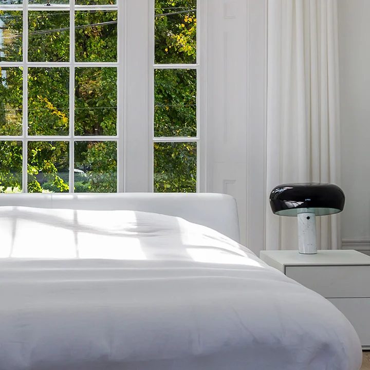 Snoopy Lampe de table de Flos sur la table de nuit