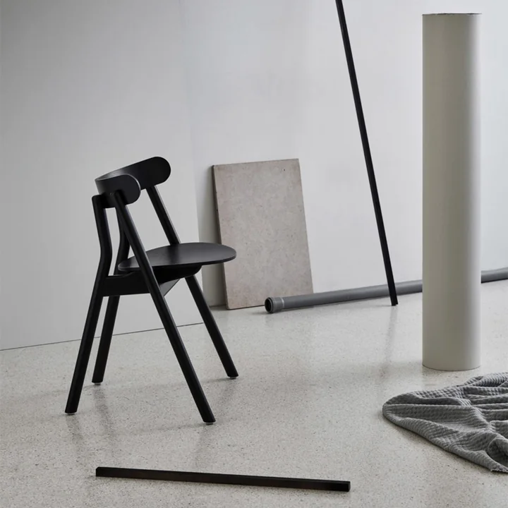 Chaise Oaki en noir de Northern dans l'ambiance