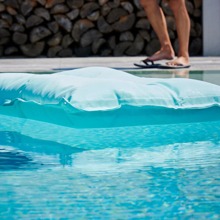 Coussin de natation flottant de Fiam dans la piscine