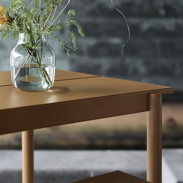 Linear Steel Banc et table dans burnt orange Muuto en détail