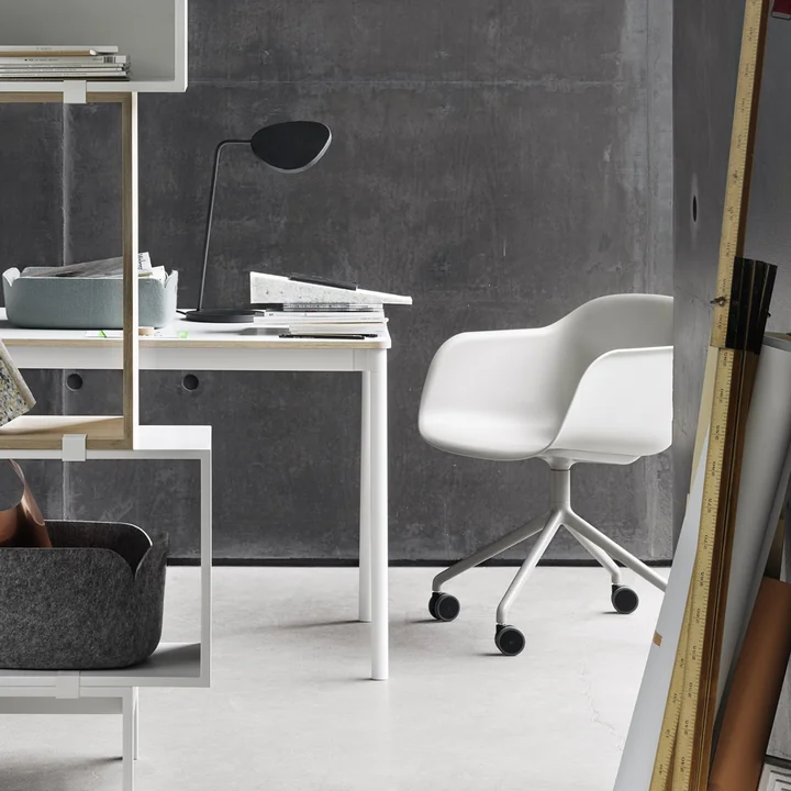 Fauteuil Fibre Fauteuil pivotant à roulettes, blanc par Muuto à votre bureau