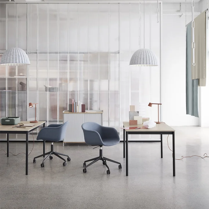 Fauteuil Fibre Fauteuil pivotant à roulettes par Muuto au bureau 
