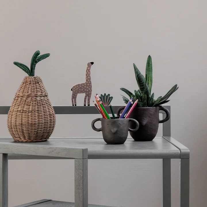 Pot de fleur en moisissure brun rougeâtre de Ferm Living on the side table