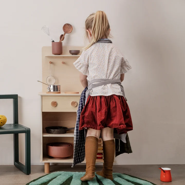 Cuisine de jeu Toro en hêtre par Ferm Living dans la chambre des enfants
