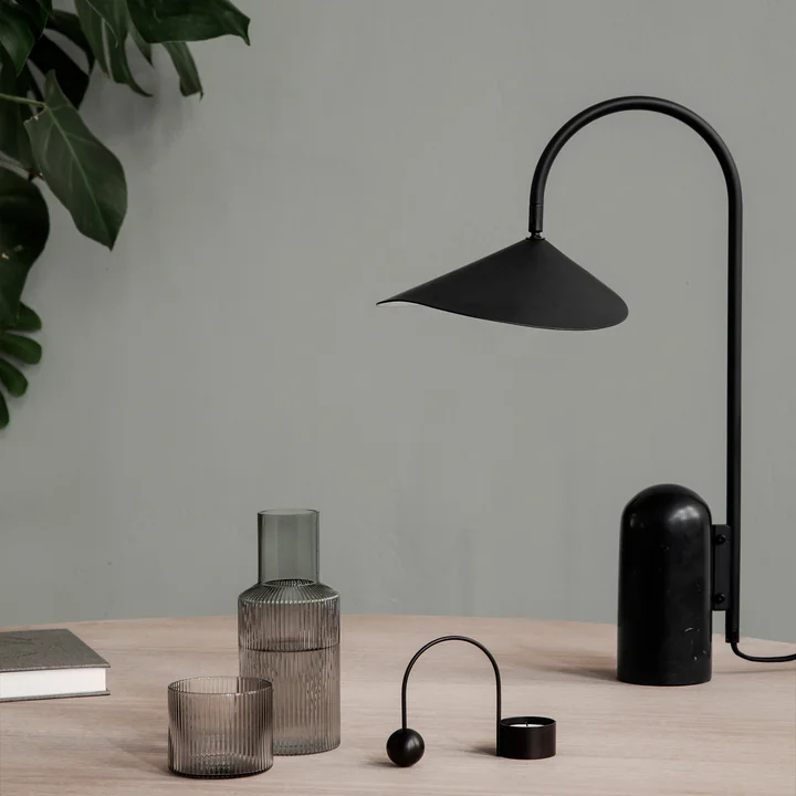 Arum lampe de table en noir de Ferm Living on the table 