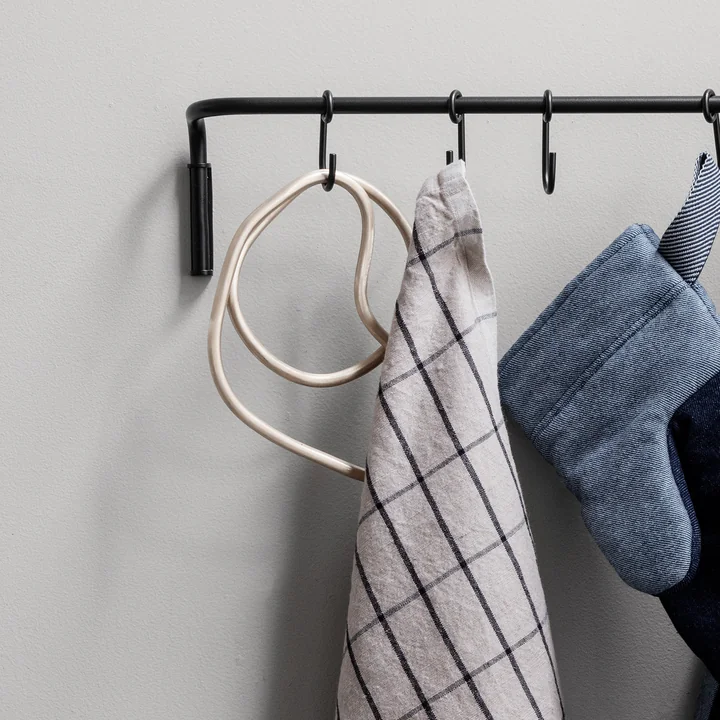 Dessous de bassin en laiton (lot de 3) de Ferm Living on hook dans la cuisine