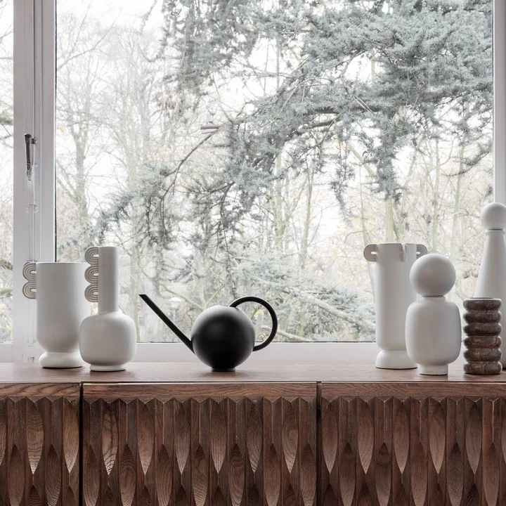 Arrosoir Orb et vase Muses de Ferm Living on the windowsill