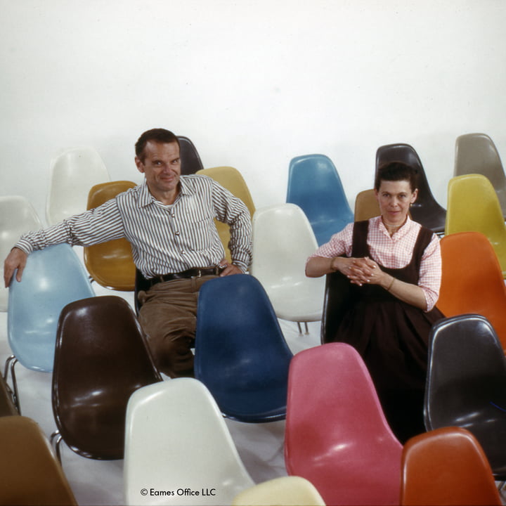 Eames Fiberglass Side Chair by Vitra avec Charles et Ray Eames sur la chaise