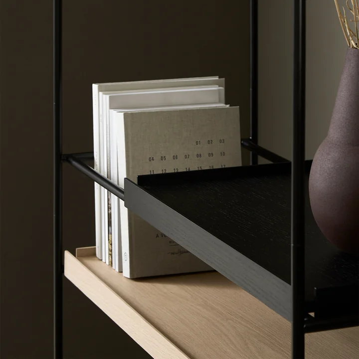 Tray Shelf de Woud avec des livres
