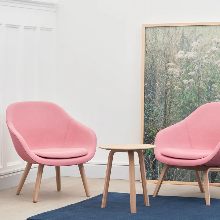 Bella table d'appoint avec About A Lounge Chair AAL 82 de HAY