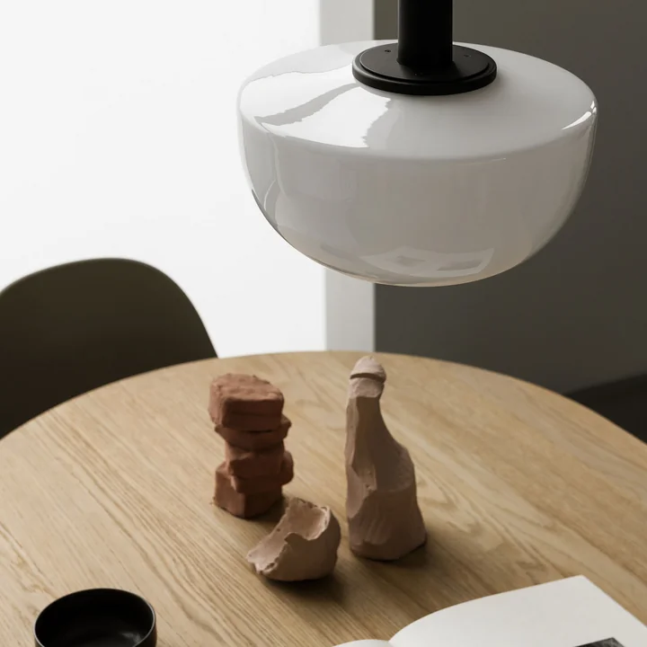 Bank Lampe suspendue de Audo au-dessus de la table