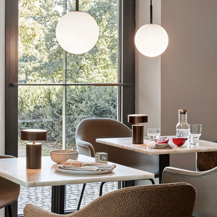 Column lampe de table, TR lampe suspendue, Plinth table d'appoint et New Norm bouteille d'eau de Audo