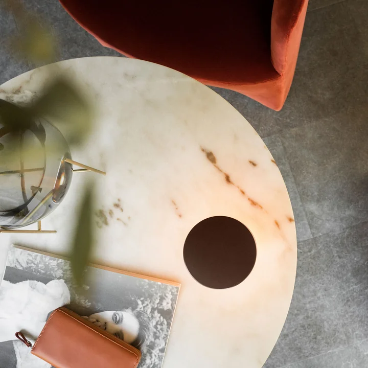 Harbour Column - Table de bistrot de Audo sous un éclairage d'ambiance