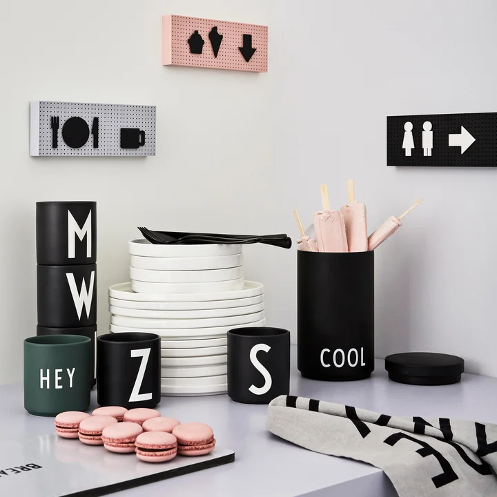 Le panneau d'affichage, Cooler & Ice bucket Organiser avec des icônes, torchon classique, tasse en porcelaine AJ par Design Letters