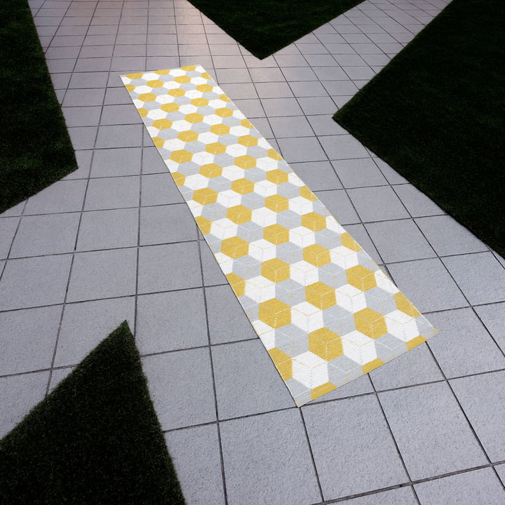 Tapis de voyage réversible (70 cm) de Pappelina sur carrelage