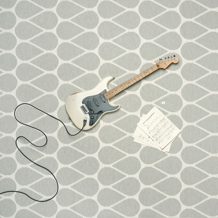 Tapis réversible Otis (70 cm) de Pappelina avec guitare