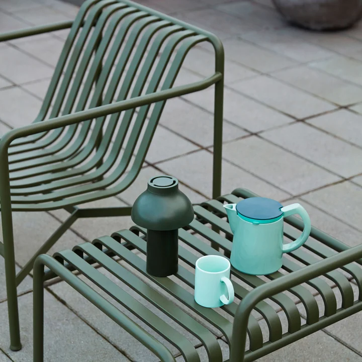 Palissade Lounge Chair Low avec ottoman, PC Portable LED Light, Rainbow Tasse et Sowden Cafetière de HAY