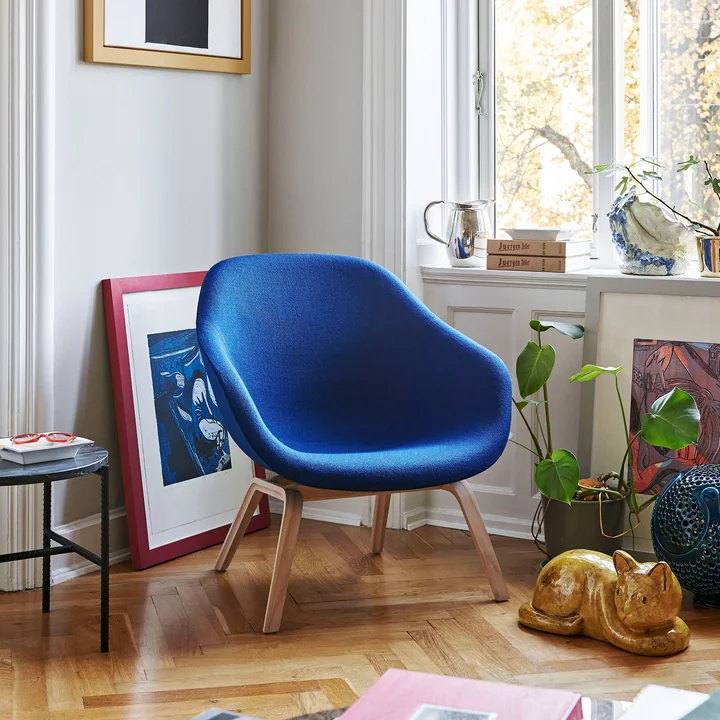 About A Lounge Chair AAL 83 et Rebar Table d'appoint ronde de HAY