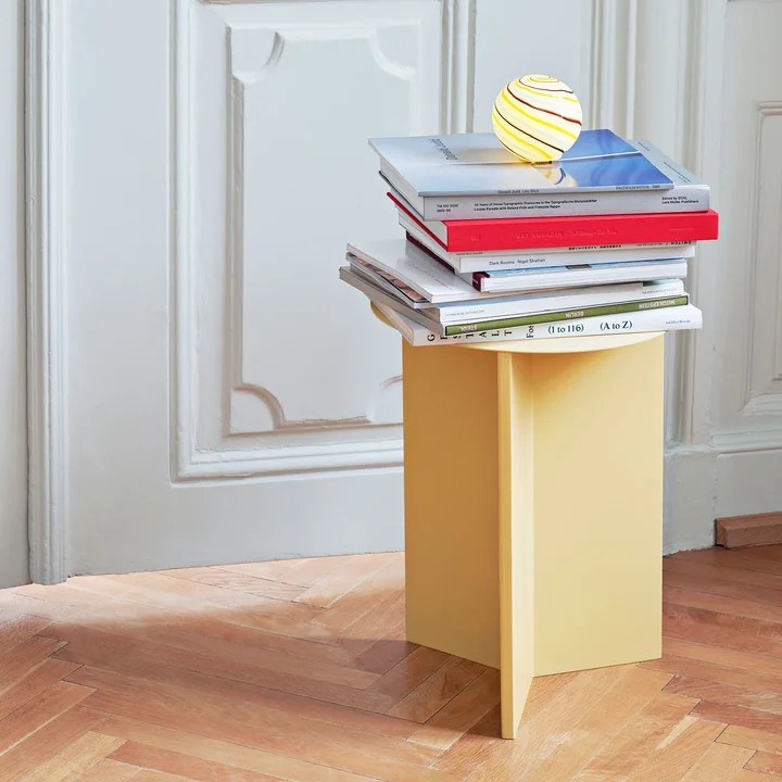 Slit Table High Ø 35 x 47 cm de HAY en jaune clair