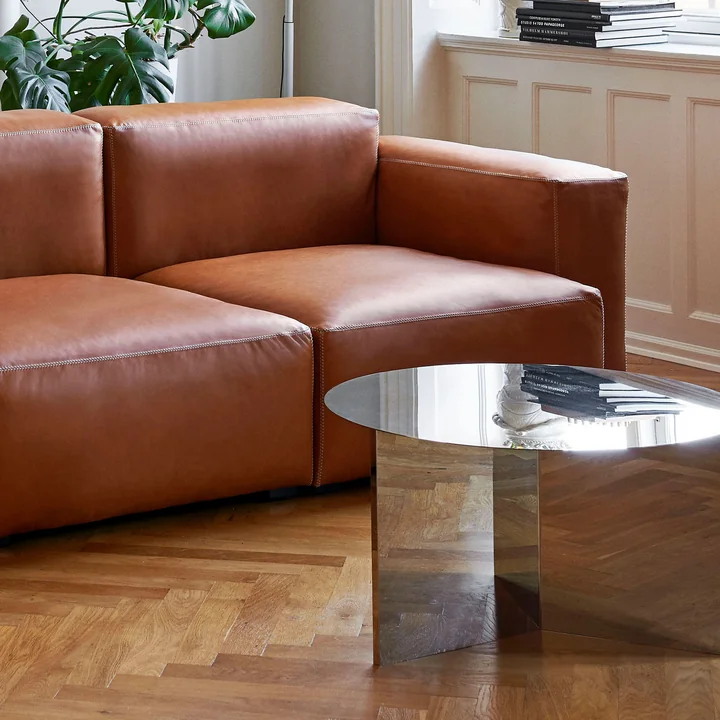 Slit Table Round avec Mags Soft Sofa de HAY