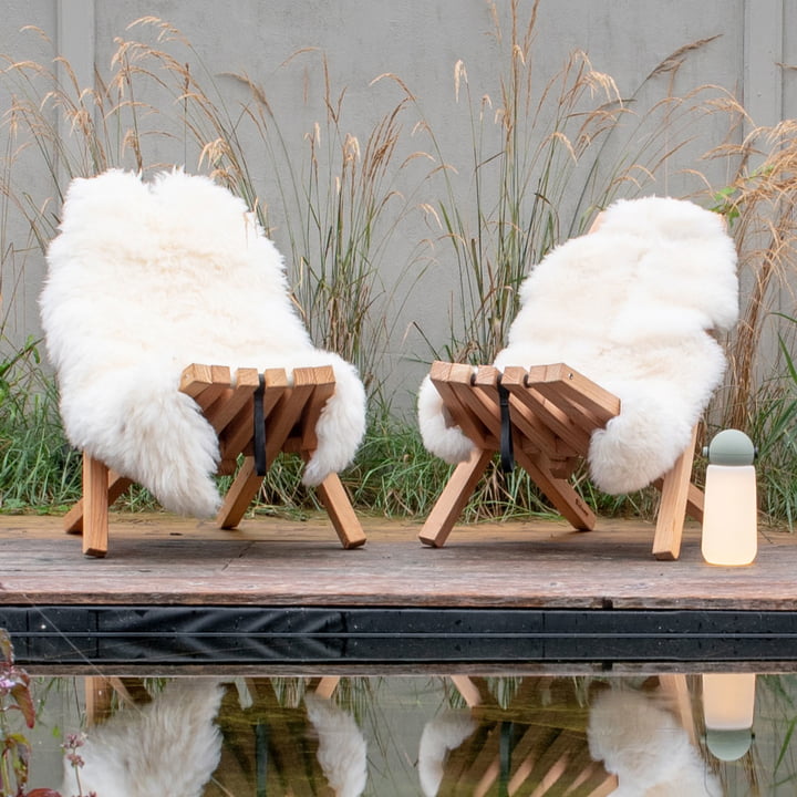 Fieldchair avec peau de mouton de Weltevree à la piscine