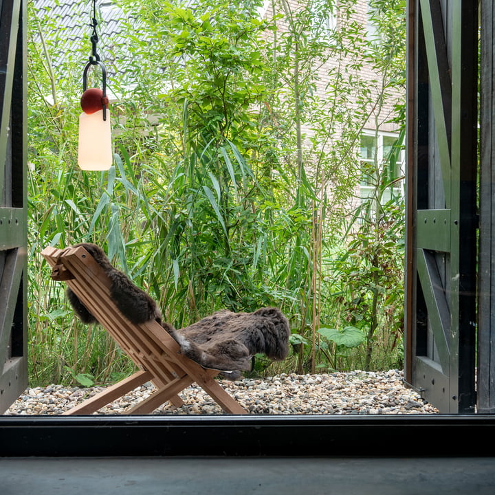 Fieldchair avec peau de mouton de Weltevree dans le jardin