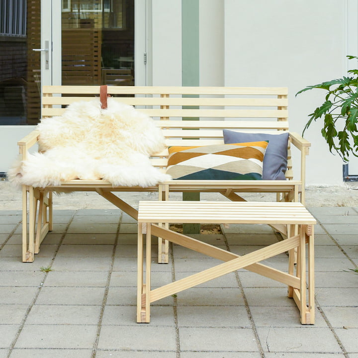 Peau de mouton Weltevree sur le banc du jardin