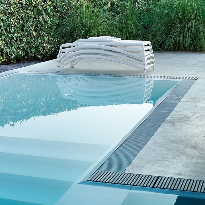 Atlantico Outdoor Chaise longue de Nardi plusieurs empilés à la piscine