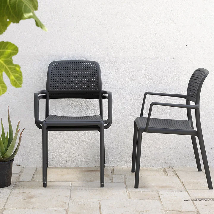Bora Chaise avec accoudoirs de Nardi vue de face et de côté - empilée