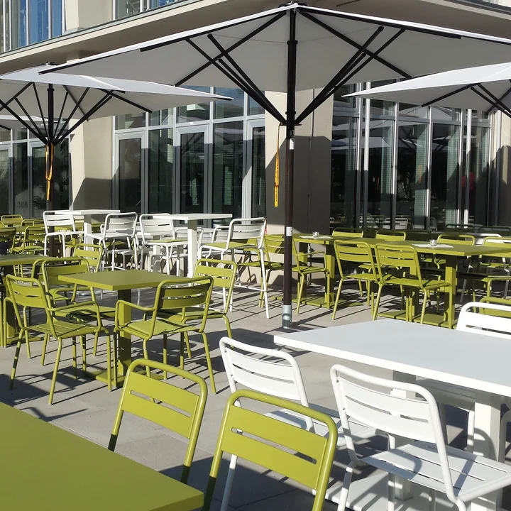 Star Chaise et table de Emu dans un café ou un bistrot