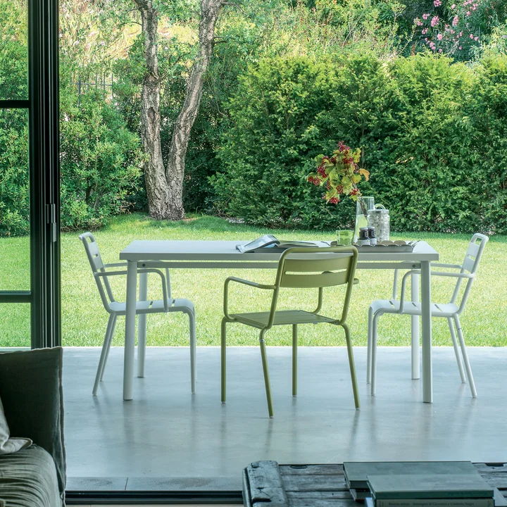 Star Chaise et table de Emu sur la terrasse