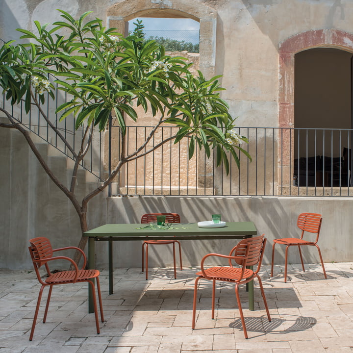 Chaise maman d'Emu sur la terrasse 