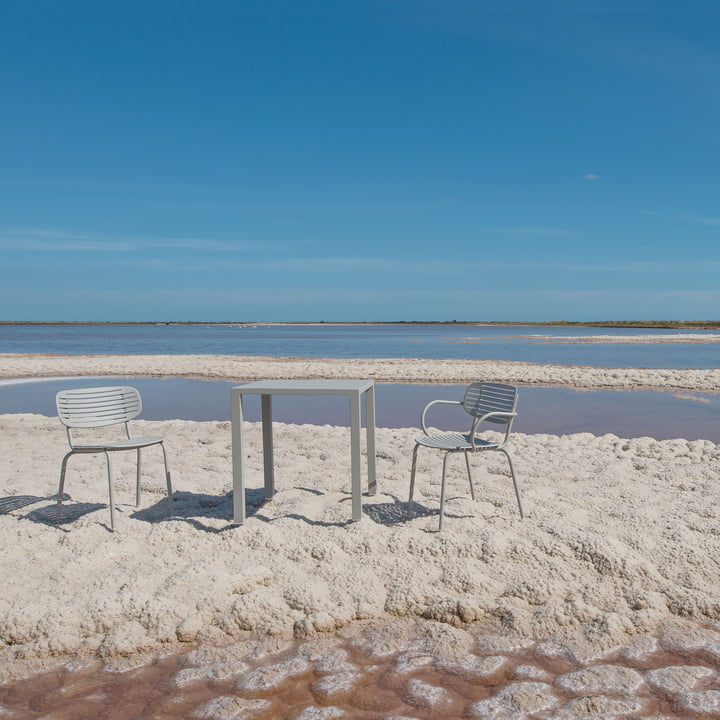 Chaise maman d'Emu sur la plage