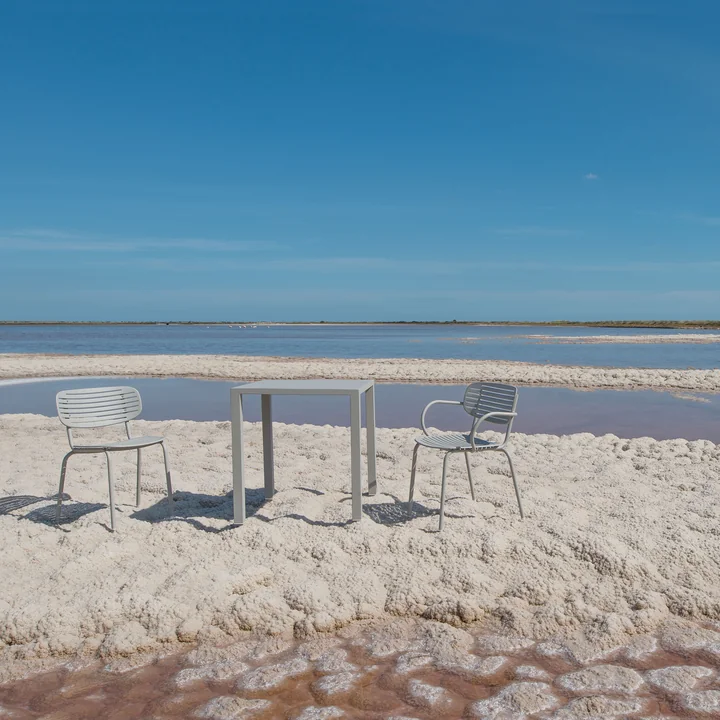 Chaise maman d'Emu sur la plage