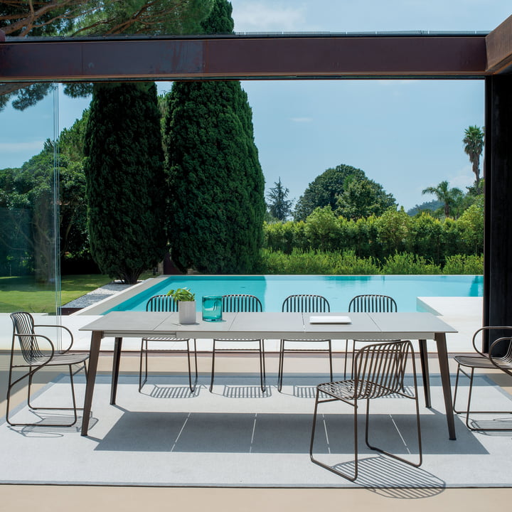 Riviera chaise et table d'Emu à la piscine 