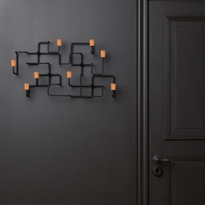 Armoire murale enterrée en chêne / noir par Gejst sur le mur 