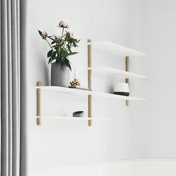 Nivo Etagère murale B en chêne clair / blanc de Gejst décorée avec des vases et des plantes