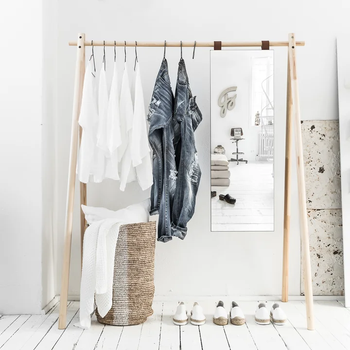Hongi Vestiaire avec miroir en nature de Karup Design avec robes et panier