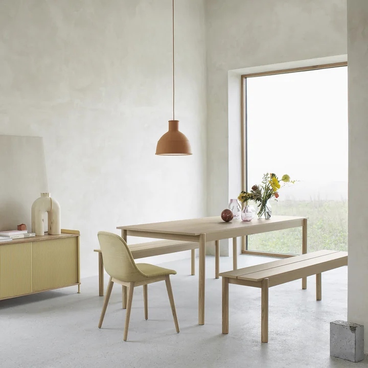 Linear Wood Table de salle à manger et banc avec Unfold Suspension et Enfold Sideboard de Muuto