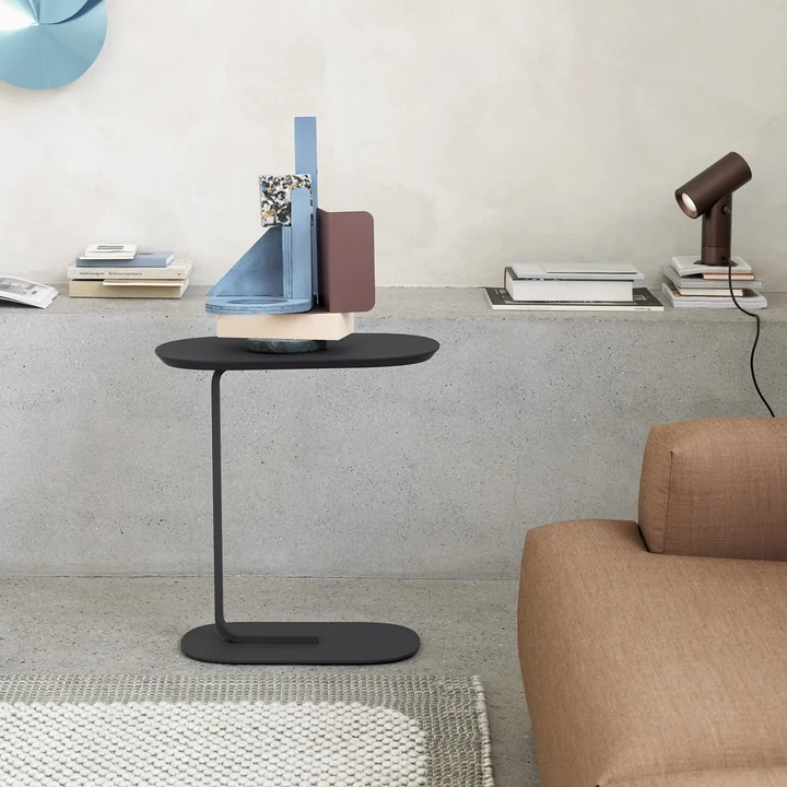 Relate Side Table de Muuto à côté du canapé